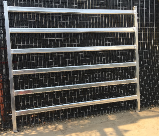Panneau galvanisé résistant de barrière de cheval de yard de bétail pour des animaux d'élevage
