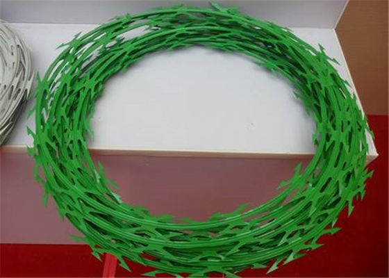 Le PVC en acier de fil de rasoir de Hgmt 2.5mm a enduit la couleur verte barbelée pour la barrière Panels Livestock