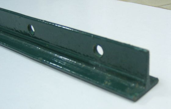 Le PVC de couleur verte a enduit le courrier clouté de T 6 pi pour la barrière en métal de champ