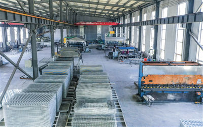 Hebei Bending Fence Technology Co., Ltd ligne de production en usine