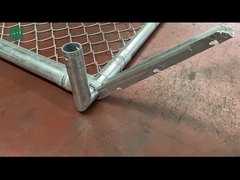 Installation de sentier pour clôture à mailles losangées galvanisées avec poteaux