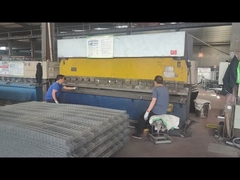 La grille de sécurité 3D est en train d' être pliée.