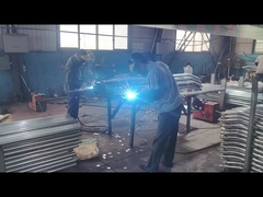 Les accessoires de connexion en treillis sont soudés sur le poteau de clôture