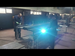 Les accessoires de la clôture sont soudés sur le poteau.