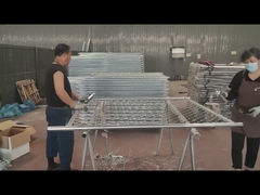 La peinture argentée est appliquée sur le cadre.