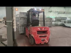 Les marchandises emballées sont en cours de placement dans l'entrepôt