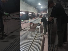 Le poteau de clôture est poli et poncé.