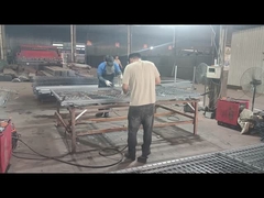 Vidéo de production d'une clôture temporaire de style clôture en treillis métallique.