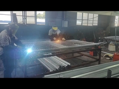 Voici comment la clôture 3D expédiée en Australie a été soudée