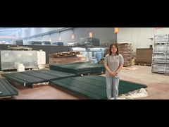 La clôture anti-escalade en poudre verte est si lisse.