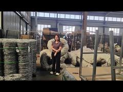 Emballage de fil de fer barbelé sur le dessus d'une clôture anti-intrusion