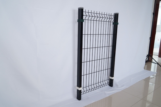 Garde en PVC revêtu de V courbe 3D courbée soudée grille de fil de fer extérieure Panel de clôture en métal 3D avec un poteau en forme de pêche