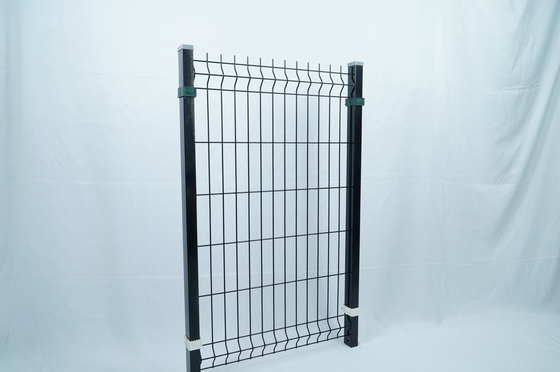 Garde en PVC revêtu de V courbe 3D courbée soudée grille de fil de fer extérieure Panel de clôture en métal 3D avec un poteau en forme de pêche