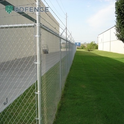 Résistant à la corrosion durable à chaud galvanisé cyclone mesh tissu chaîne de liaison de clôture pour les installations sportives