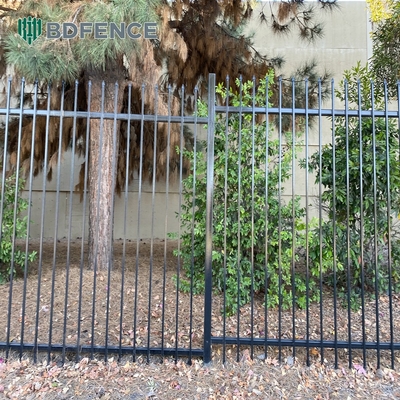Panneaux de clôture en aluminium tubulaire recouverts de métal en poudre noire avec des piquets de lance supérieurs 30.000 kg Porte de clôture à poids brut unique