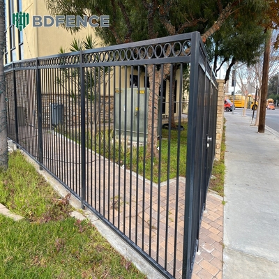 Panneaux de clôture en aluminium tubulaire recouverts de métal en poudre noire avec des piquets de lance supérieurs 30.000 kg Porte de clôture à poids brut unique