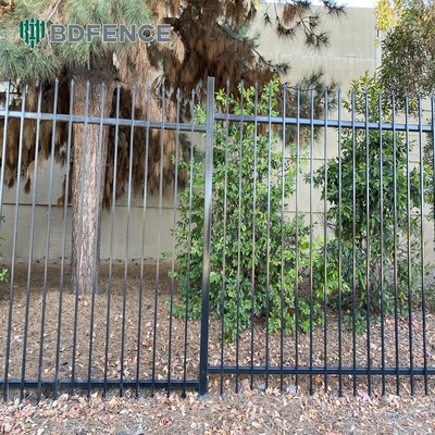 Panneaux de clôture en aluminium tubulaire recouverts de métal en poudre noire avec des piquets de lance supérieurs 30.000 kg Porte de clôture à poids brut unique