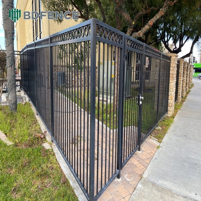 Panneaux de clôture en aluminium tubulaire recouverts de métal en poudre noire avec des piquets de lance supérieurs 30.000 kg Porte de clôture à poids brut unique