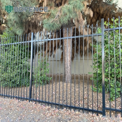 Panneaux de clôture en aluminium tubulaire recouverts de métal en poudre noire avec des piquets de lance supérieurs 30.000 kg Porte de clôture à poids brut unique