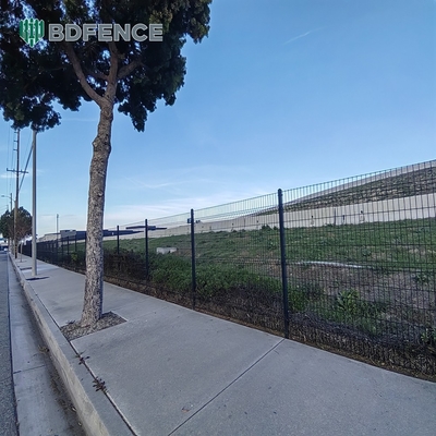 Fil Dia 5 mm Mesh métallique clôture RAL 6005 vert en poudre revêtue de clôture 3D panneau de clôture triangulaire courbure pour le chantier de construction