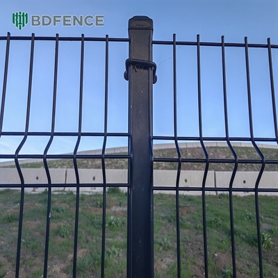Fil Dia 5 mm Mesh métallique clôture RAL 6005 vert en poudre revêtue de clôture 3D panneau de clôture triangulaire courbure pour le chantier de construction