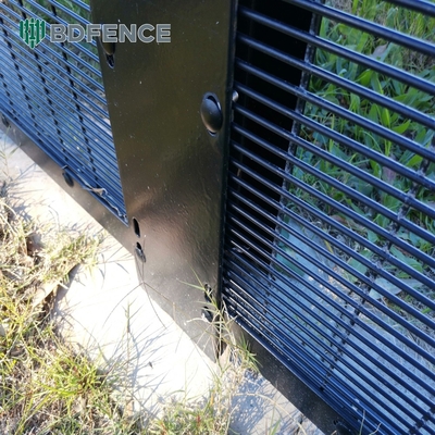 Vue claire des piquets de mur des panneaux de clôture de sécurité anti-escalade