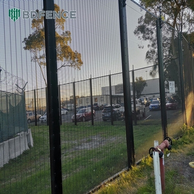 Vue claire des piquets de mur des panneaux de clôture de sécurité anti-escalade