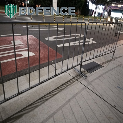 Personnalisé 1.1 * 2.2m clôture temporaire facilement assemblé portable métal barricade d'acier / trafic routier