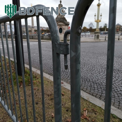 Personnalisé 1.1 * 2.2m clôture temporaire facilement assemblé portable métal barricade d'acier / trafic routier