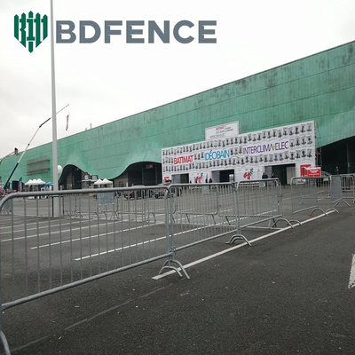 Personnalisé 1.1 * 2.2m clôture temporaire facilement assemblé portable métal barricade d'acier / trafic routier