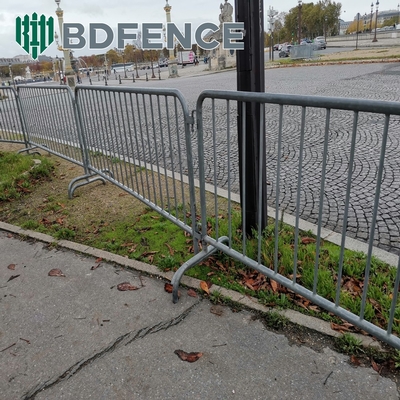 Personnalisé 1.1 * 2.2m clôture temporaire facilement assemblé portable métal barricade d'acier / trafic routier