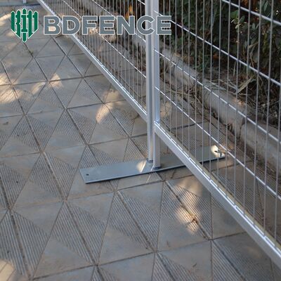 Panneaux de clôture temporaire de l'AU standard 2.1x2.4m en acier galvanisé Température de construction portable avec des pieds / pinces pour la sécurité