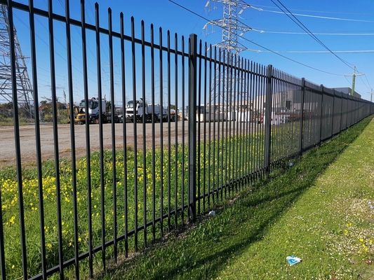 Rame de fer à haute résistance Palisade Tubulaire Rideau de sécurité Rideau de sécurité Panneau carré Hole à chaud pour portes d'entrée