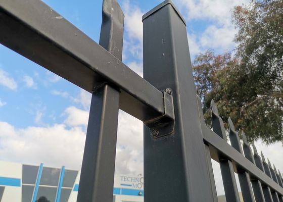Rame de fer à haute résistance Palisade Tubulaire Rideau de sécurité Rideau de sécurité Panneau carré Hole à chaud pour portes d'entrée