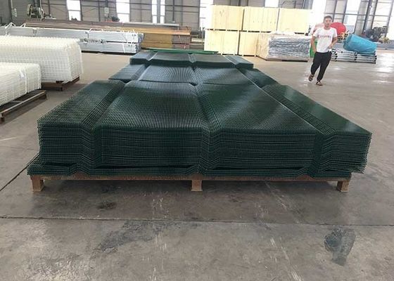 Sécurité La clôture de périmètre avec 76 * 25mm taille d'ouverture et traitement de surface en poudre revêtue de conception anti-escalade
