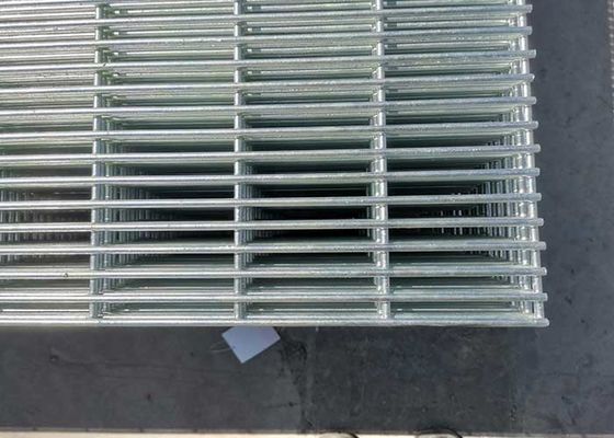 Sécurité La clôture de périmètre avec 76 * 25mm taille d'ouverture et traitement de surface en poudre revêtue de conception anti-escalade