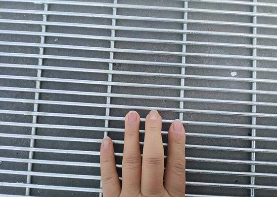 Sécurité La clôture de périmètre avec 76 * 25mm taille d'ouverture et traitement de surface en poudre revêtue de conception anti-escalade