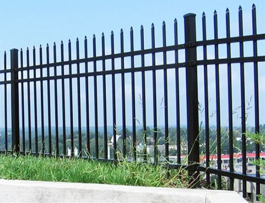 Rame de fer à haute résistance Palisade Tubulaire Rideau de sécurité Rideau de sécurité Panneau carré Hole à chaud pour portes d'entrée