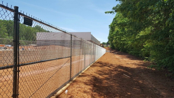 Résistant à la corrosion durable à chaud galvanisé cyclone mesh tissu chaîne de liaison de clôture pour les installations sportives