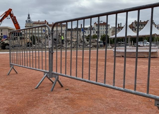 Plastique en acier galvanisé en aluminium barrière de contrôle de foule clôture mobile sécurité pliable événement de barrière piétonne concert
