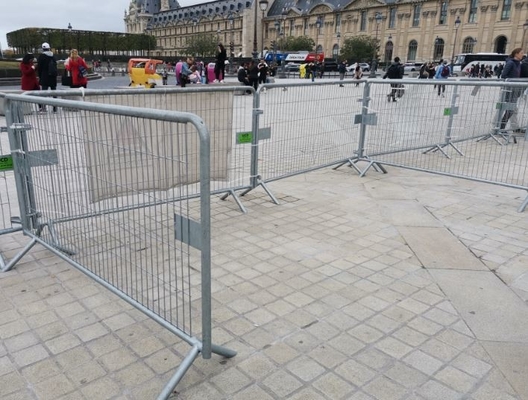 Plastique en acier galvanisé en aluminium barrière de contrôle de foule clôture mobile sécurité pliable événement de barrière piétonne concert